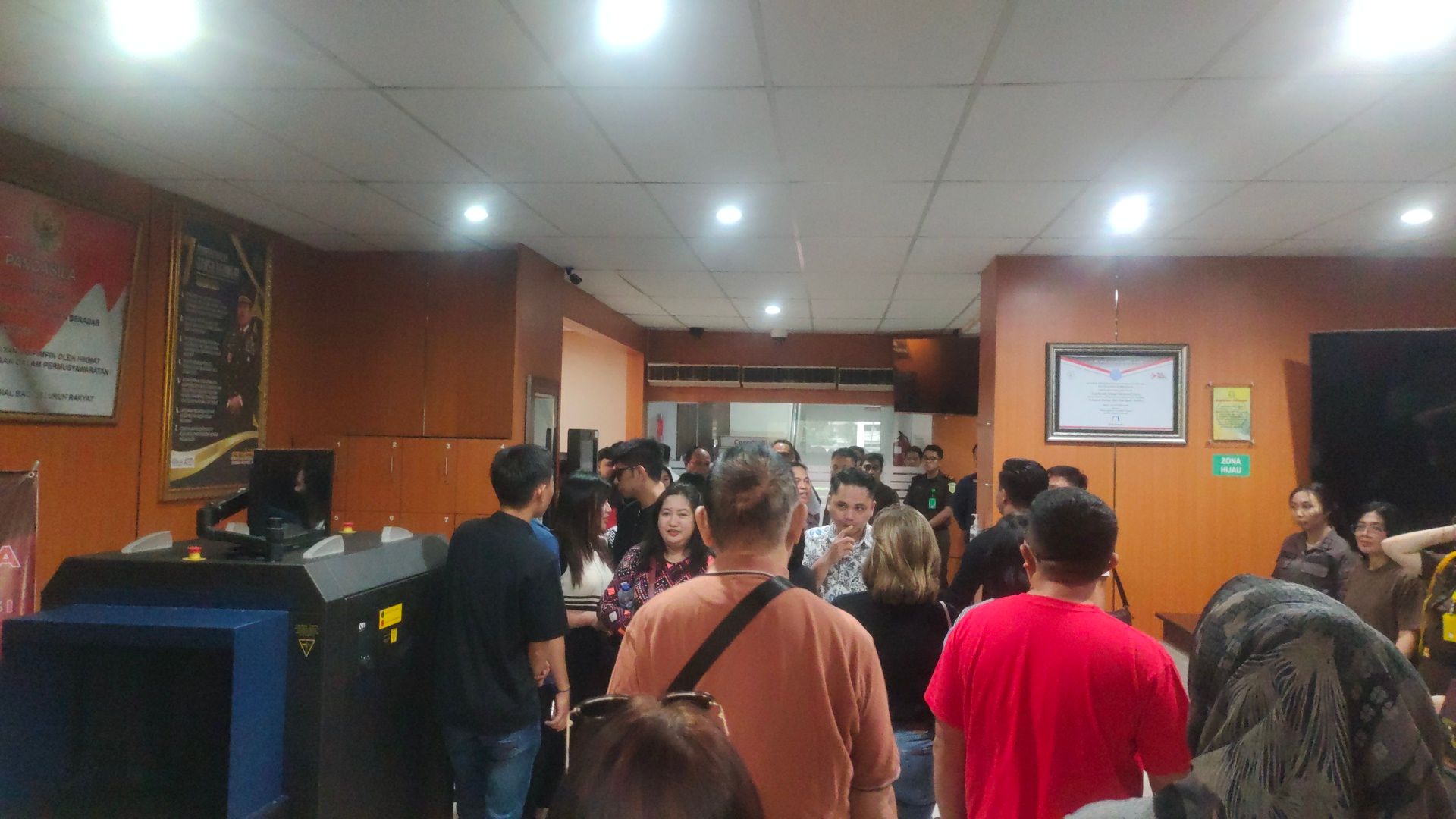 Lima tersangka kasus dugaan korupsi tiba di Kejaksaan Tinggi Sulut. (Foto:Istimewa)