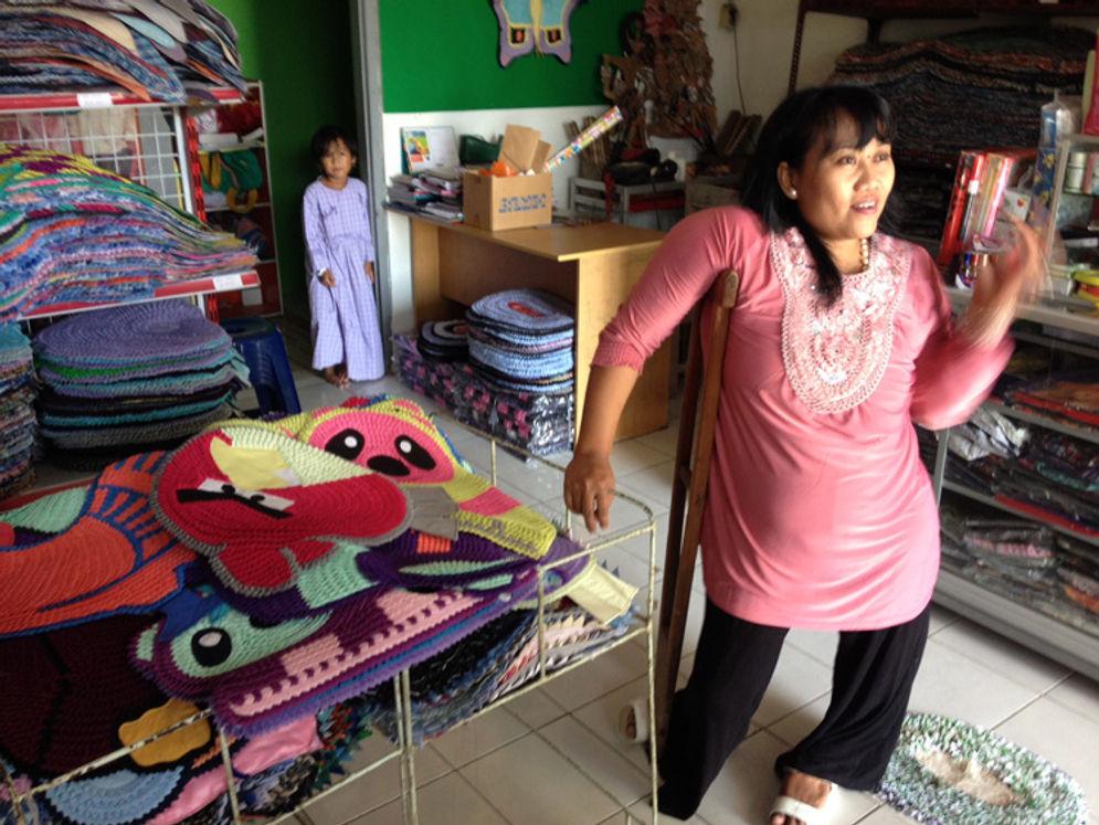 Irma Suyanti, penyintas polio yang buka usaha keset hingga pekerjakan 2.500 karyawan. 