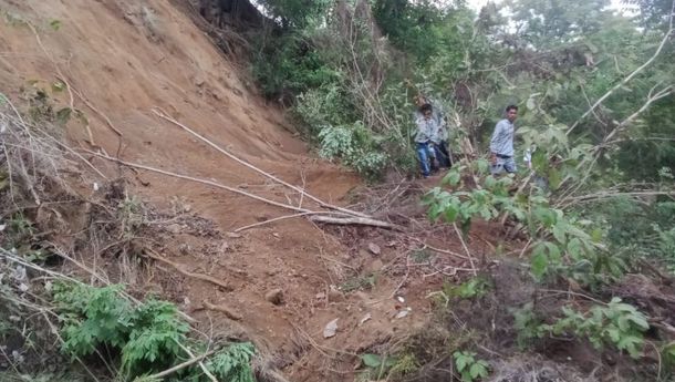 Longsor Tutup Jalur Lintas Desa di Pulau Ende, Aktivitas Warga Lumpuh Total