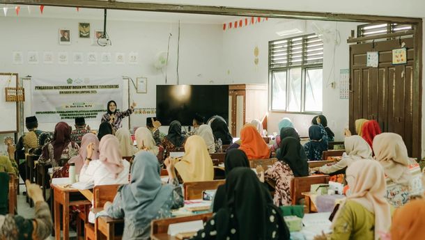 Tingkatkan Literasi Numerasi, Dosen UIN RIL Latih Guru MIN Gunakan Abacus