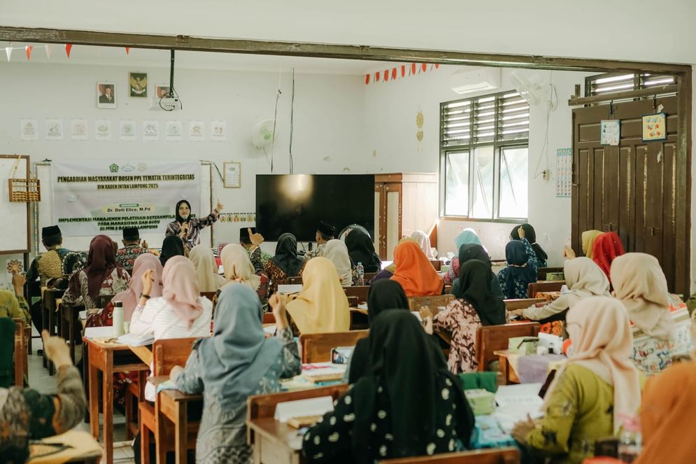 Dosen UIN Raden Intan Lampung (UIN RIL) Dr. Deti Elice, M.Pd menggelar pelatihan abacus atau sempoa bagi guru dan mahasiswa di MIN 2 Bandar Lampung.