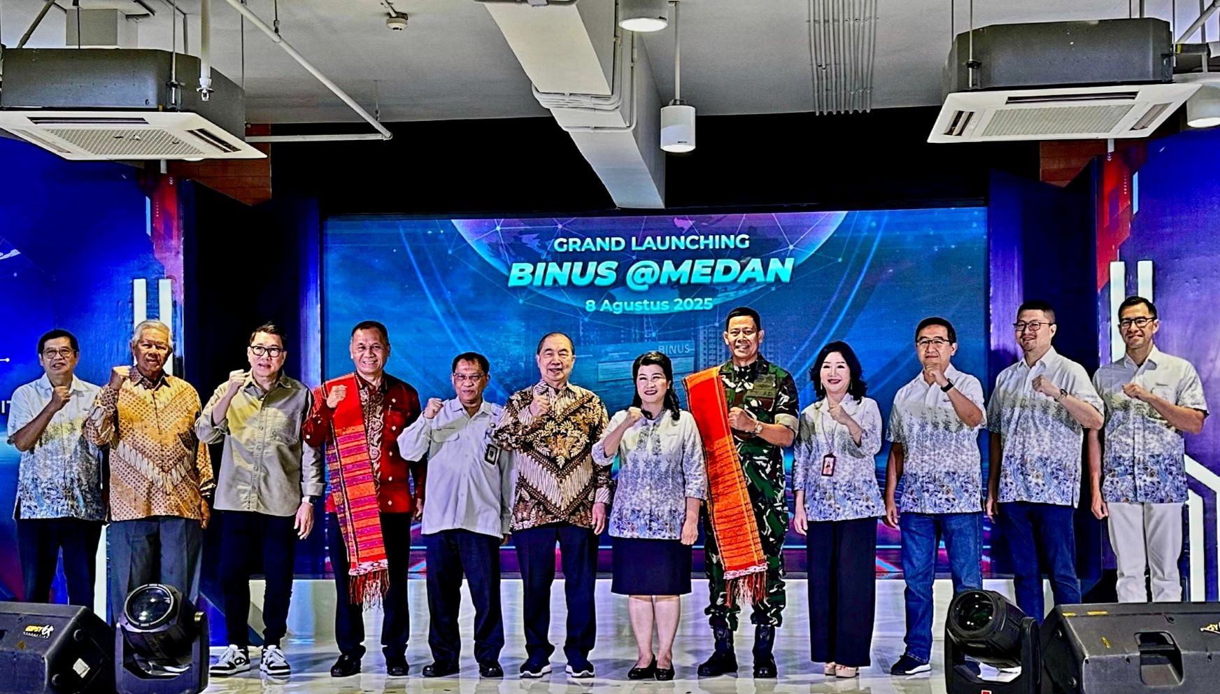 Dirut Agung Podomoro Bacelius Ruru (kedua kiri) dan Rektor BINUS University Nelly (keenam kiri) dalam Grand Launching Binus @Medan di Podomoro City Deli Medan