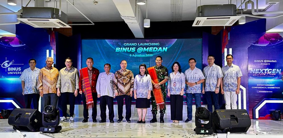 Kolaborasi Strategis Podomoro City Deli Medan dan BINUS University  Direktur Utama PT Agung Podomoro Land Tbk. Bacelius Ruru (kedua kiri) dan Rektor BINUS University Dr. Nelly, S.Kom., M.M. (keenam kiri) beserta jajaran manajemen BINUS University dalam Grand Launching Binus @Medan di kawasan Podomoro City Deli Medan pada Jumat (8/8/2025).   Kehadiran BINUS University menjadi tonggak penting dalam transformasi kawasan Podomoro City Deli Medan sebagai pusat pertumbuhan talenta digital dan kewirausahaan muda yang berdaya saing global.