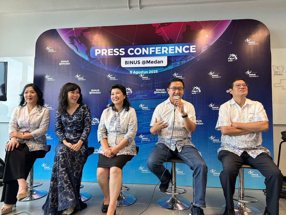 BINUS University Resmi Hadir di Kawasan Podomoro City Deli Medan  Marketing Director PT Agung Podomoro Land Tbk. Yenti Lokat (kedua kiri) bersama Rektor BINUS University Dr. Nelly, S.Kom., M.M. (tengah), COO Bina Nusantara Stephen Wahyudi Santoso (kedua kanan), Vice President of BINUS Higher Education Prof. Dr.Ir. Harjanto Prabowo, MM. (kanan), dan Director of BINUS @Medan Tri Juniarty, S.Kom., M.M. (kiri) dalam konferensi pers Grand Launching Binus @Medan di kawasan Podomoro City Deli Medan pada Jumat (8/8/2025).   Kehadiran BINUS University akan memperkuat peran Podomoro City Deli Medan sebagai pusat kehidupan modern tempat anak muda bisa tinggal, belajar, berkarya, dan terhubung langsung dengan peluang di era digital.