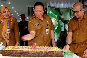 Direktur RS Pirngadi Medan Suhartono merayakan ulang tahun rumah sakit dengan sederhana