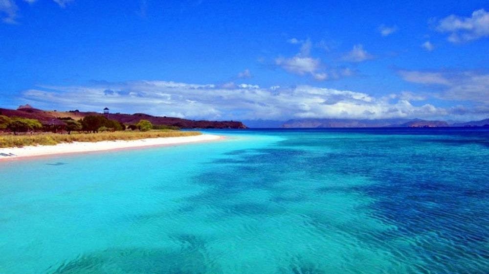 Jernihnya air berwarna biru di Pulau Padar.