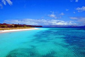 Jernihnya air berwarna biru di Pulau Padar.