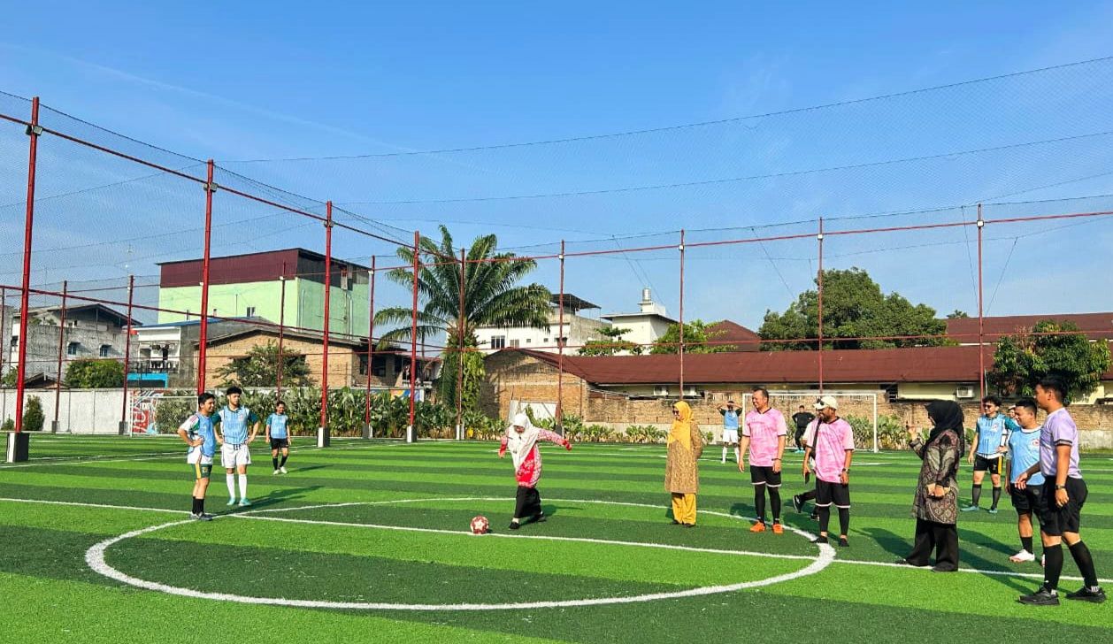Direktur RSU Haji Medan Sri Suriani Purnamawati membuka turnamen mini soccer dengan tendangan bola pertama