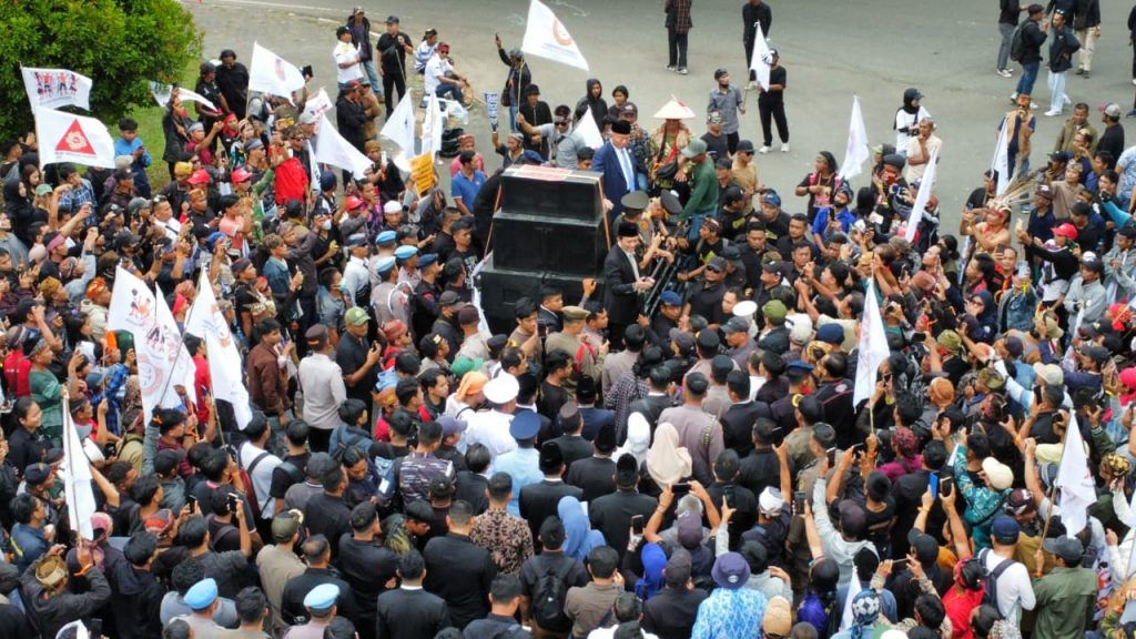 Massa memenuhi halaman Kantor Gubernur Kalimantan Selatan.