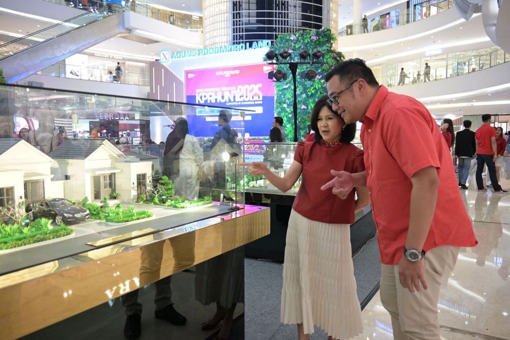 5 Tahun Kota Podomoro Tenjo Hadirkan Hunian Premium Harga Terjangkau | Chief Operation Officer Kota Podomoro Tenjo Puspalily Tanusatrio (kiri), didampingi Head of Marketing Kota Podomoro Tenjo Rubby Agustianto (kanan), perwakilan perbankan meluncurkan program KPR Hunt 2025 bertepatan dengan perayaan ulang tahun Kota Podomoro Tenjo yang ke-5 di Senayan City Mall, Minggu (17/8). 