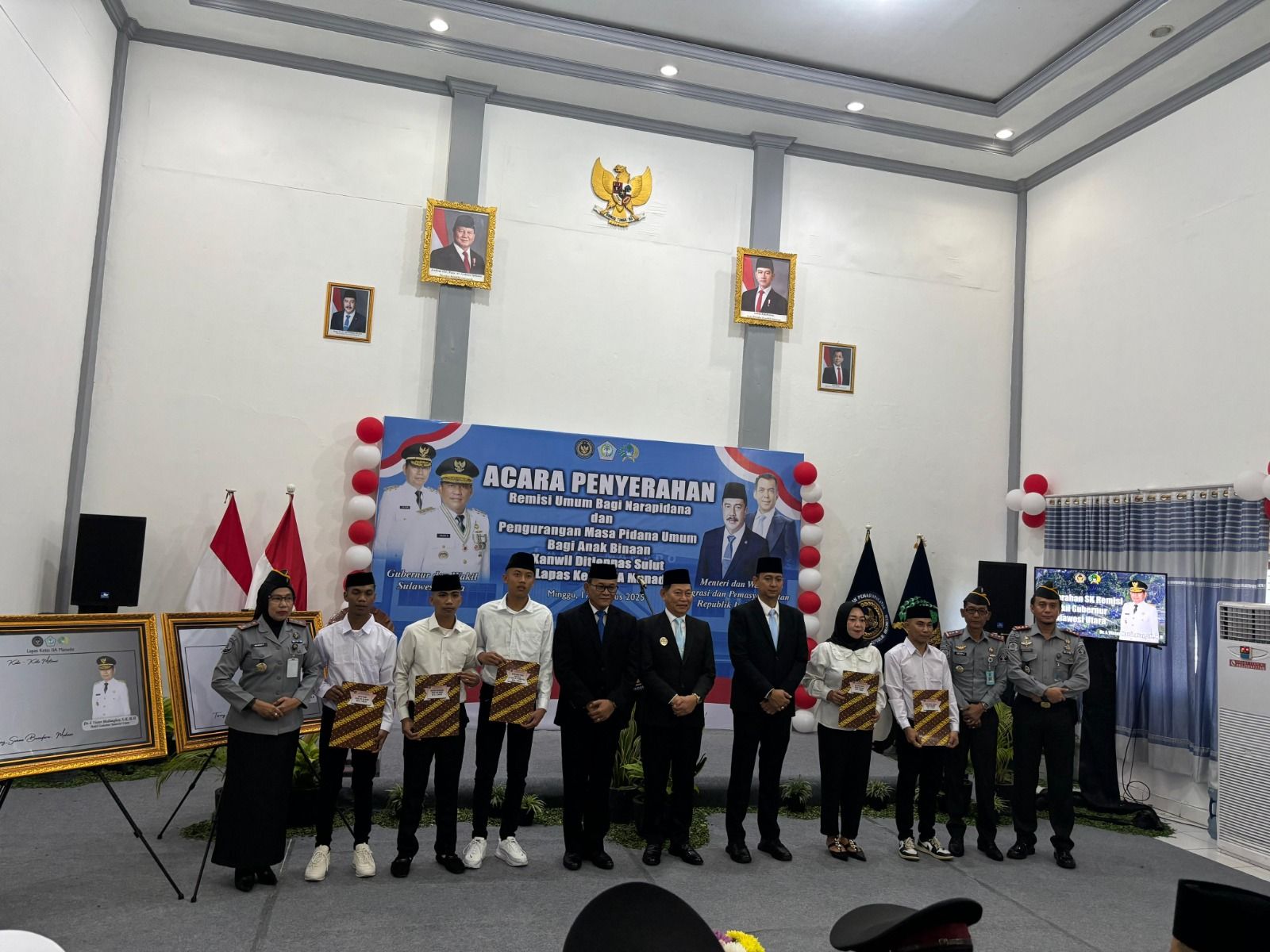 Kegiatan penyerahan remisi kepada warga binaan oleh Kanwil Ditjenpas Sulut di Lapas Kelas IIA Manado. (Foto:Istimewa)
