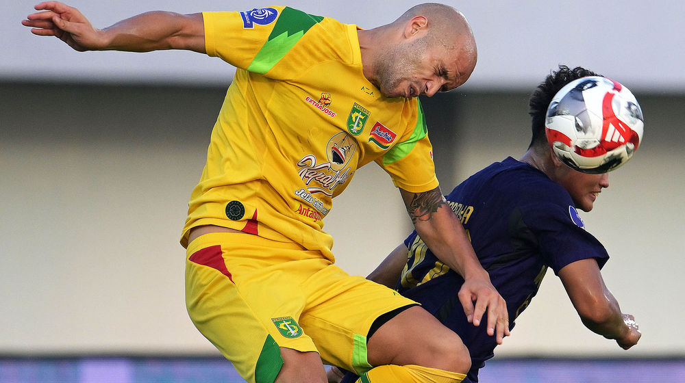 Persita v Persebaya - Panji 2.jpg
