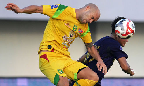 Persita v Persebaya - Panji 2.jpg