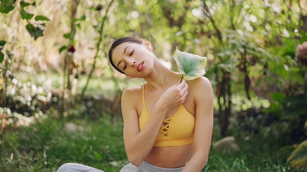 Ilustrasi wanita di lingkungan yang hijau.