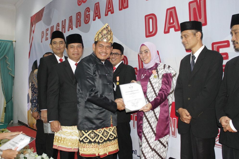 PTPN I Regional 7 memberi penghargaan kepada karyawan yang melewati masa pengabdian kerja 20 tahun, 25 tahun, 30 tahun, dan 35 tahun. 