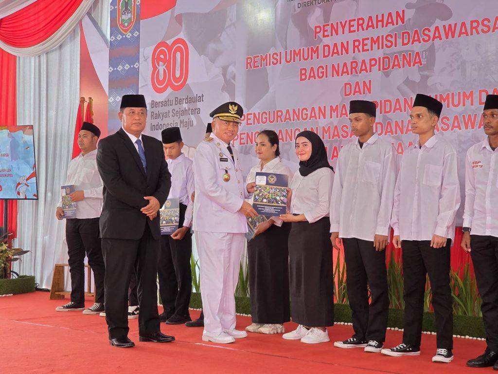 Remisi diberikan secara simbolis oleh Gubernur Kalimantan Selatan Muhidin di Lapas Kelas IIB Banjarbaru, Minggu (17/8/2025). Ia didampingi Kepala Kanwil Ditjen Pemasyarakatan Kalsel Mulyadi, serta disaksikan Wakil Gubernur Hasnuryadi Sulaiman, Sekda Provinsi M. Syariduddin, dan unsur Forkopimda. 