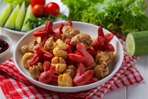 Ilustrasi makanan sosis goreng.