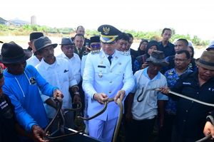Bupati Indramayu Lucky Hakim, lepas ratusan ular di lahan persawahan di Kabupaten Indramayu.
