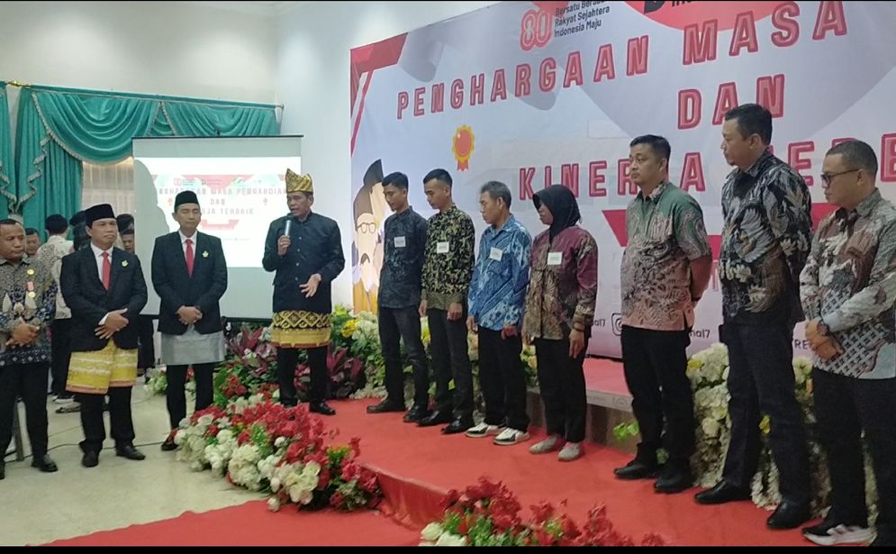 Peringati HUT ke-80 RI, PTPN I Regional 7 memberikan penghargaan kepada pekerja lini lapangan berprestasi di Gedung Serba Guna Kolaboratif, Bandar Lampung (17/8/2025).