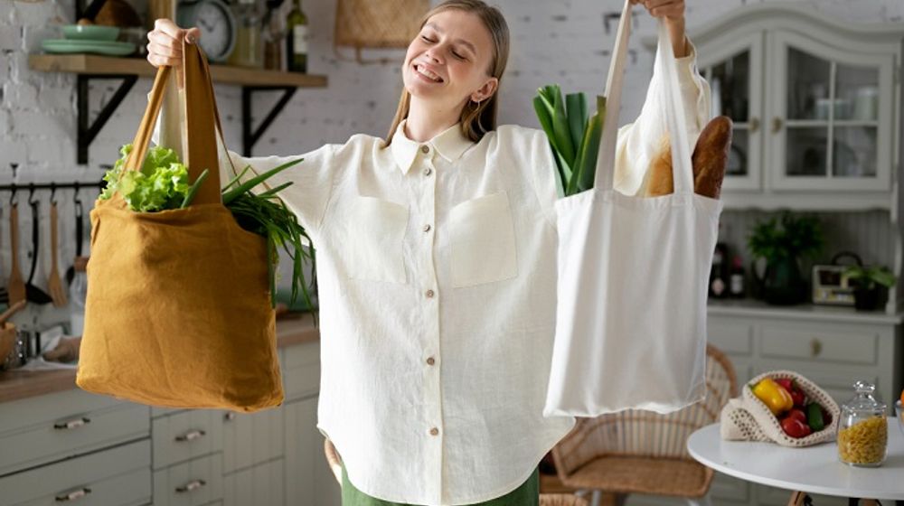 Ilustrasi wanita membawa belanjaannya dengan tas sendiri.