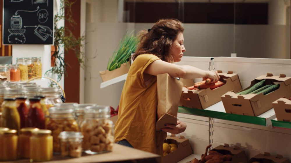 Ilustrasi seorang wanita belanja di bulk store.