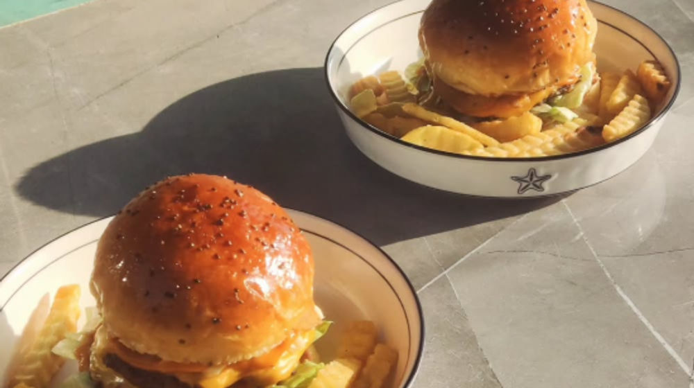 Menu Burger di Resonansi Cafe, Jogja.