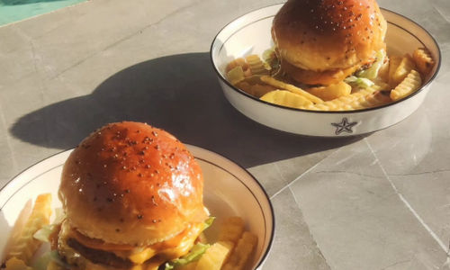 Menu Burger di Resonansi Cafe, Jogja.