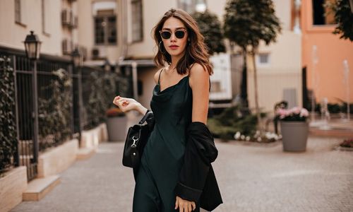 Ilustrasi wanita tampil stylish.