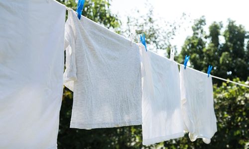 Ilustrasi mengeringkan pakaian secara alami.