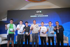 Para pejabat C level dari Tokocrypto, Reku, Triv, Pintu, dan Indodax dalam acara fireside chat session dalam rangkaian acara CFC Crypto Conference 2025 di Tabanan, Bali, Kamis, 21 Agustus 2025.