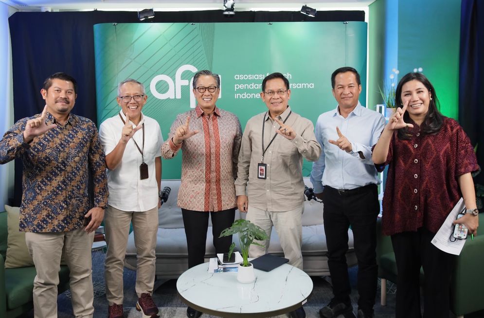 ki-ka: Chief Operating Officer Hukumonline Jan Ramos Pandia, Kepala Direktorat Pengawasan Usaha Pembiayaan Berbasis Teknologi Otoritas Jasa Keuangan (OJK) Indra, Staf Khusus Menteri Investasi Hilirisasi dan BKPM Rico Rustombi, Kepala Departemen Pengawasan Lembaga Keuangan Mikro dan Lembaga Keuangan Lainnya Otoritas Jasa Keuangan Adief Razali, Ketua Bidang Hubungan Masyarakat AFPI Kuseryansyah, dan Direktur Eksekutif AFPI Yasmine Meylia Sembiring berfoto bersama dalam salah satu sesi siaran langsung edukasi pinjaman daring (pindar).