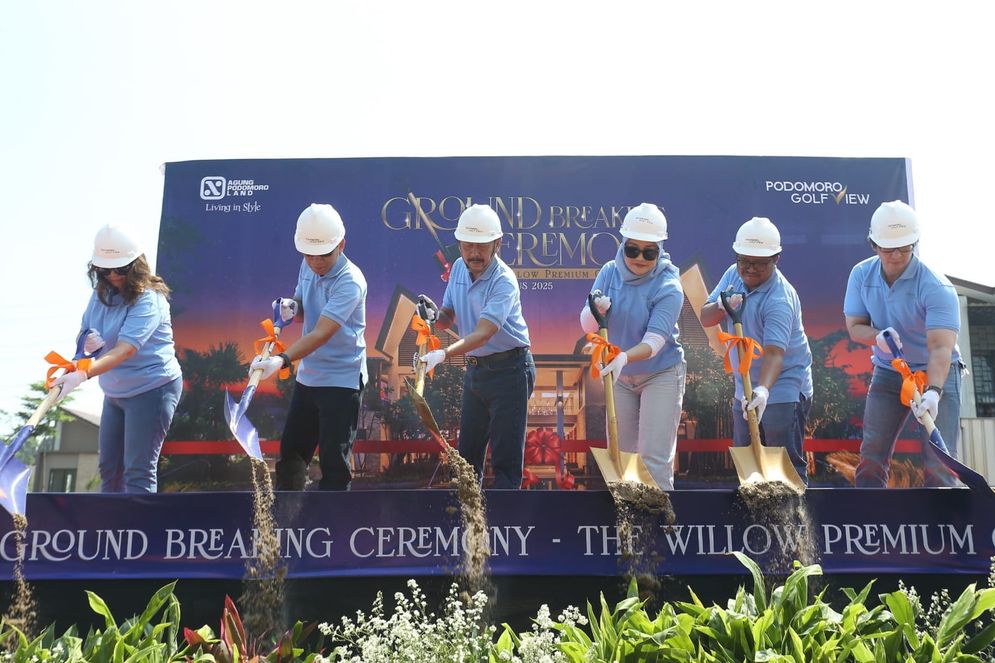 Seremoni Groundbreaking The Willow Premium Club House | Wakil Direktur Utama PT Agung Podomoro Land Tbk Noer Indradjaja (ketiga kiri), COO Inner City Management Krisdiarto Adi Pranoto (kedua kiri), GM Finance & Accounting Podomoro Golf View Noni A. Soesianni (kiri), Marketing Manager Podomoro Golf View Ellya (ketiga kanan), Head Of Site Inspection Podomoro Golf View Azhari Maulana Hakim (kedua kanan), dan Project Manager PT Nusa Raya Cipta Tbk Matius Chandra (kanan) dalam acara Seremonial Groundbreaking The Willow Premium Club House di Podomoro Golf View, Cimanggis, Sabtu (23/08/2025).   The Willow Premium Club House merepresentasikan komitmen Agung Podomoro Land dalam menghadirkan hunian yang berkelas dan memberikan harmoni antara prestise, kenyamanan, dan potensi investasi yang berdaya saing tinggi. Premium club house menghadirkan standar baru dalam kenyamanan dan eksklusivitas, sekaligus memperkuat nilai strategis kawasan sebagai destinasi hunian dengan prospek investasi yang unggul dan berkelanjutan.