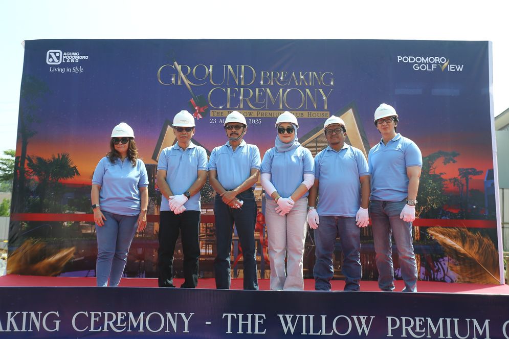  Podomoro Golf View Hadirkan Club House Premium di Cluster Juniper dan Cluster Khaya | Wakil Direktur Utama PT Agung Podomoro Land Tbk Noer Indradjaja (ketiga kiri), COO Inner City Management Krisdiarto Adi Pranoto (kedua kiri), GM Finance & Accounting Podomoro Golf View Noni A. Soesianni (kiri), Marketing Manager Podomoro Golf View Ellya (ketiga kanan), Head Of Site Inspection Podomoro Golf View Azhari Maulana Hakim (kedua kanan), dan Project Manager PT Nusa Raya Cipta Tbk Matius Chandra (kanan) dalam acara Seremonial Groundbreaking The Willow Premium Club House di Podomoro Golf View, Cimanggis, Sabtu (23/08/2025).  Pembangunan The Willow Premium Club House menjadi bagian dari perjalanan Podomoro Golf View dalam mewujudkan gaya hidup modern dan berkelas. Fasilitas terbaik ini dirancang dengan konsep green living yang memadukan kenyamanan dan gaya hidup modern, di mana setiap elemen mengedepankan harmoni dengan lingkungan, mulai dari pemanfaatan cahaya alami, sirkulasi udara yang baik, hingga penggunaan material berkualitas tinggi.