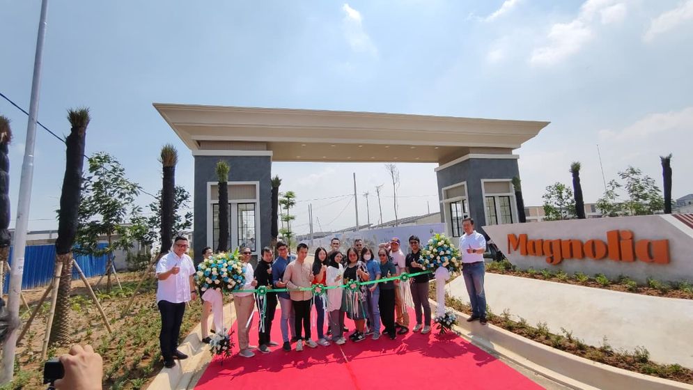  Cluster Magnolia Kota Podomoro Tenjo Mulai Diserah Terimakan dengan Harga Rp300 Jutaan | Head of Marketing Kota Podomoro Tenjo Rubby Agustianto (kiri), bersama Kepala Proyek Kota Podomoro Tenjo Virgo William (kanan) mendampingi proses pemotongan pita di depan gate cluster Magnolia sebagai simbolik serah terima unit yang dilakukan di kawasan Kota Podomoro Tenjo, Bogor pada Sabtu (23/8).  Kota Podomoro Tenjo mulai melakukan serah terima unit hunian tipe deluxe di cluster Magnolia kepada konsumen. Cluster Magnolia merupakan cluster tipe deluxe di Kota Podomoro Tenjo dengan harga mulai dari Rp300 jutaan, dilengkapi dengan fasilitas lengkap Deluxe Club House, mulai dari pool table, mini bowling, lapangan badminton, gym & fitness center, private cinema, rooftop palm cabana, The Podo Club, The Great Hall, hingga swimming pool.
