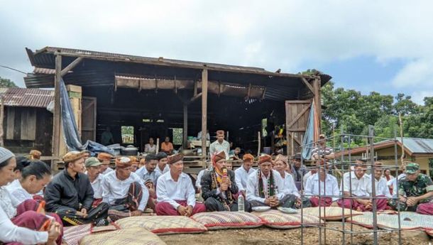 KKN di Desa Satar Loung, 7 Mahasiswa Unika Ruteng Berkenalan dengan Makna Rumah Gendang Ru’a