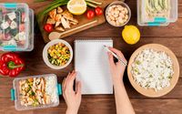 Menghemat uang dengan cara merencanakan menu dan membuat daftar belanja makanan.