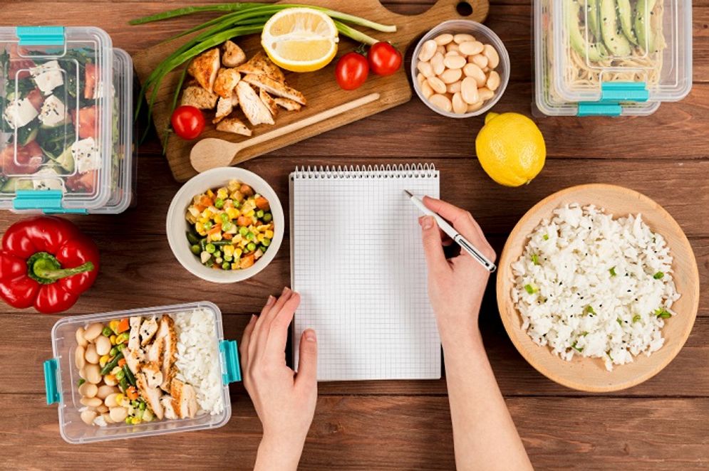 Menghemat uang dengan cara merencanakan menu dan membuat daftar belanja makanan.