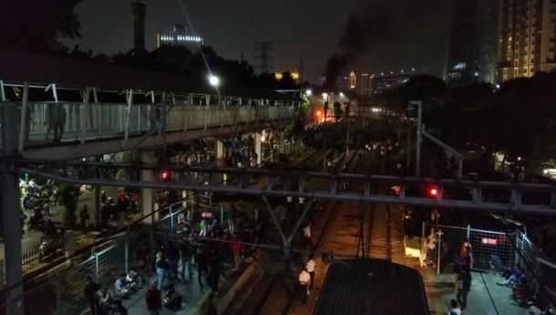 Kerumunan Massa Pendemo, Ganggu Jalur KRL Tanah Abang–Palmerah: KAI Commuter Lakukan Rekayasa Perjalanan