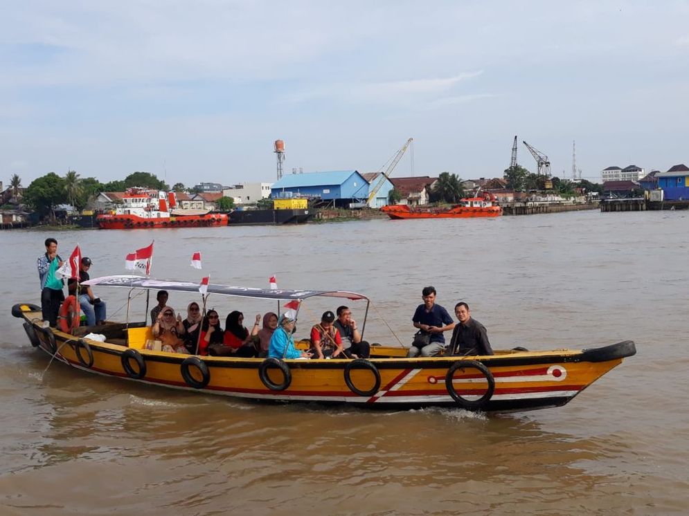 Sejumlah  penumpang ketek peserta susur Sungai Musi mengarungi perairan sungai yang  membelah Kota Palembang 