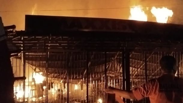 Breaking News: Kebakaran Dahsyat Melahap Bengkel Motor Maxxis di Batu Cermin Labuan Bajo