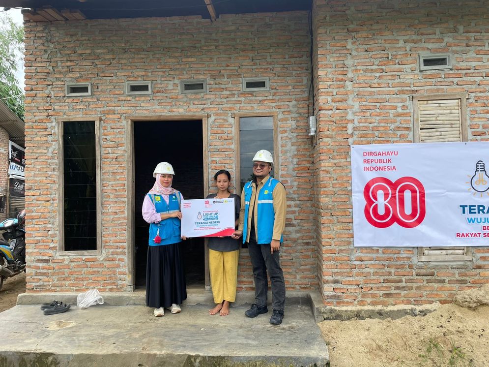 Menyambut Hari Pelanggan Nasional  yang jatuh pada 4 September 2025, PT PLN (Persero) UID Lampung menghadirkan “kado istimewa” bagi masyarakat dengan menyalakan listrik gratis bagi masyarakat prasejahtera.