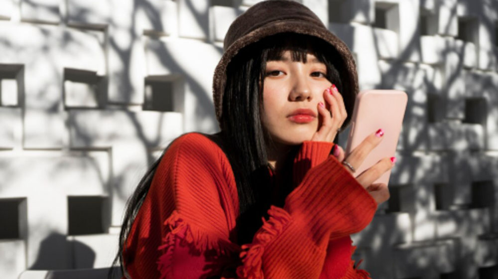 Ilustrasi wanita tampil kece dengan fashion ramah lingkungan.