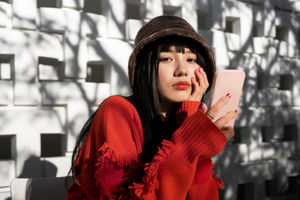 Ilustrasi wanita tampil kece dengan fashion ramah lingkungan.