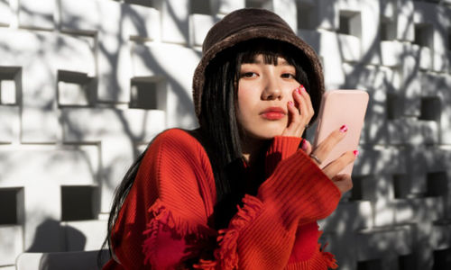 Ilustrasi wanita tampil kece dengan fashion ramah lingkungan.