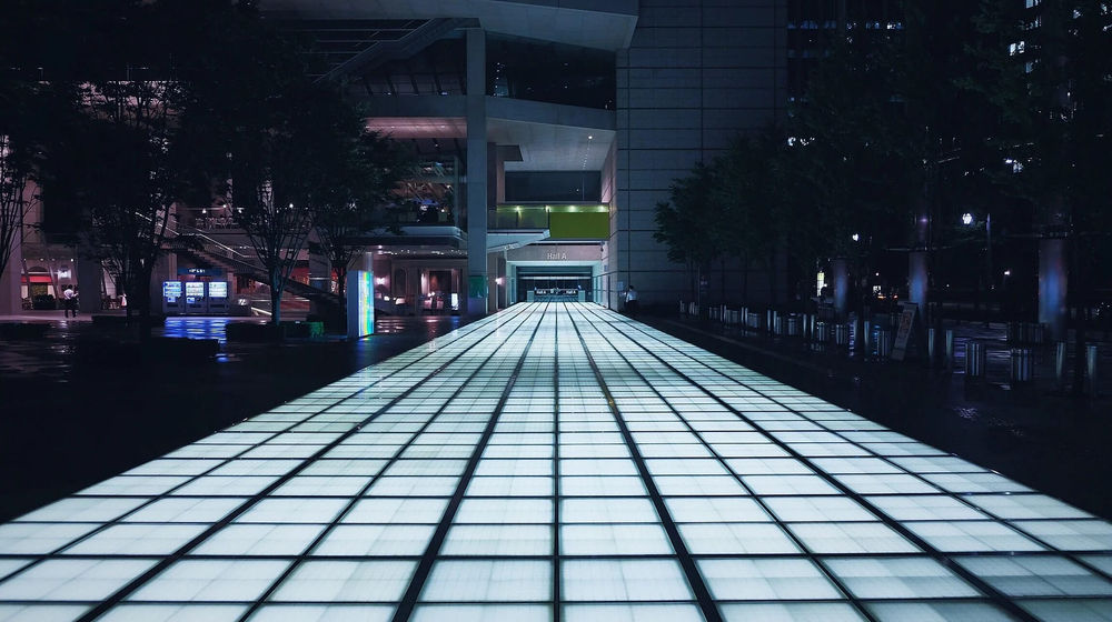 teknologi lantai yang bisa mengubah pijakan kaki manusia menjadi listrik (1).jpg