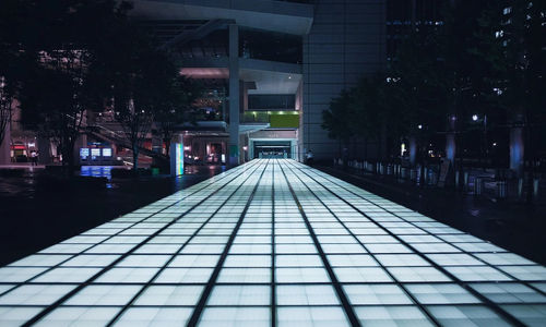 teknologi lantai yang bisa mengubah pijakan kaki manusia menjadi listrik (1).jpg