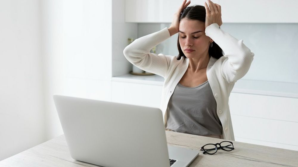 Ilustrasi wanita stres di tempat kerja.