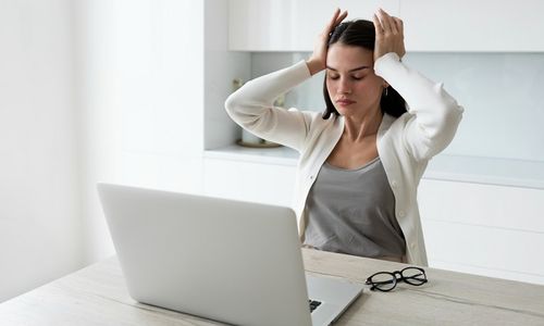 Ilustrasi wanita stres di tempat kerja.