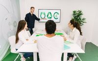 Pekerja sedang mempresentasikan zero waste di kantor.