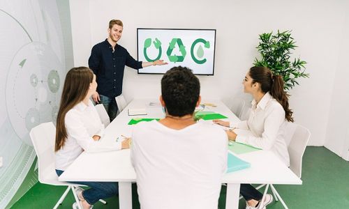 Pekerja sedang mempresentasikan zero waste di kantor.